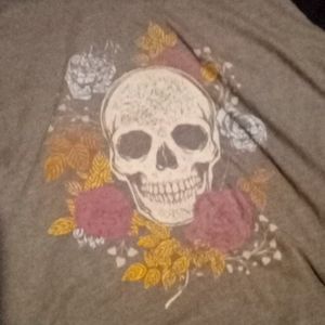 Gray and black quarter length shirt